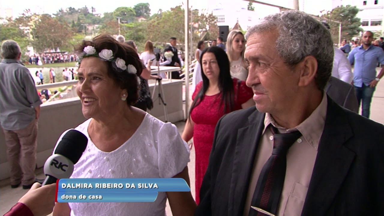 Casais blumenauenses participam de casamento coletivo