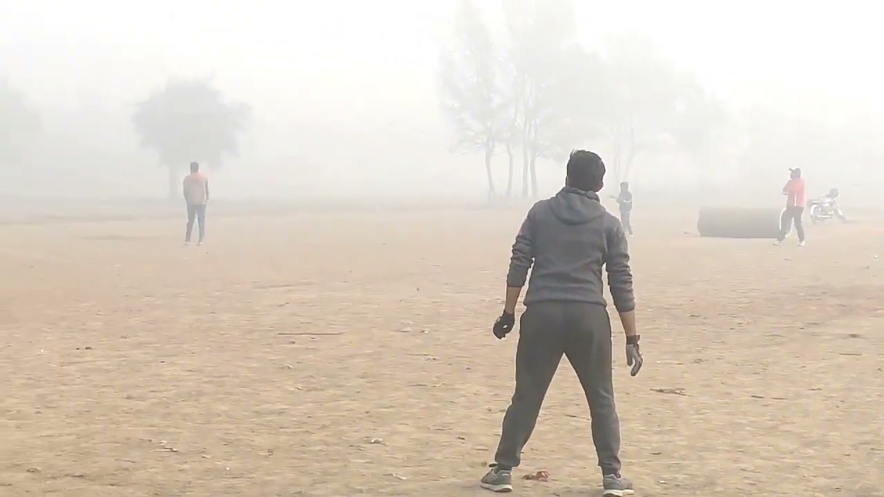 Khiladi cricket khel rahe hain