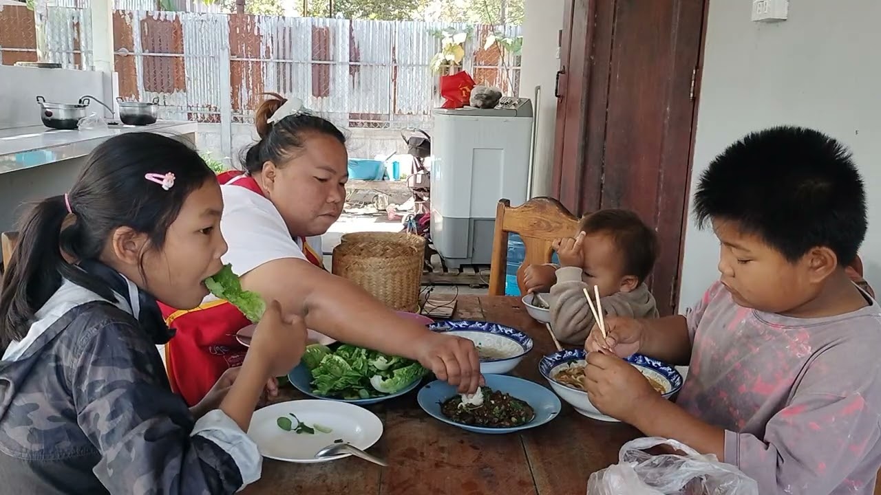 #บ่าวเต้ได้เงินโอทีแบ่งให้อ้นใช้อ้นก็เลยไปซื้อลาบซี้นมาสู่กินแซ่บๆน้องดาวมาช่วยงานพอดีกินข้าวด้วยกัน