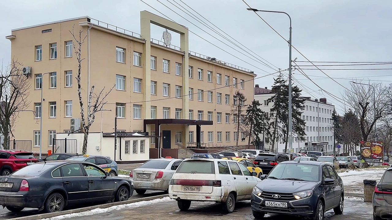 В мирном Мариуполе жизнь продолжается Все куда то спешат