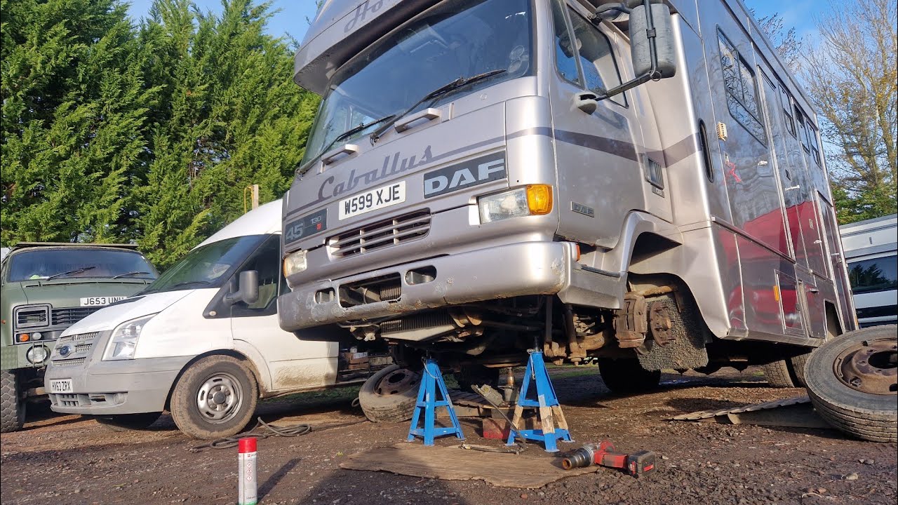 Сегодня на DAF 45 будут установлены передние диски, колодки и наконечники рулевых тяг, механик по...