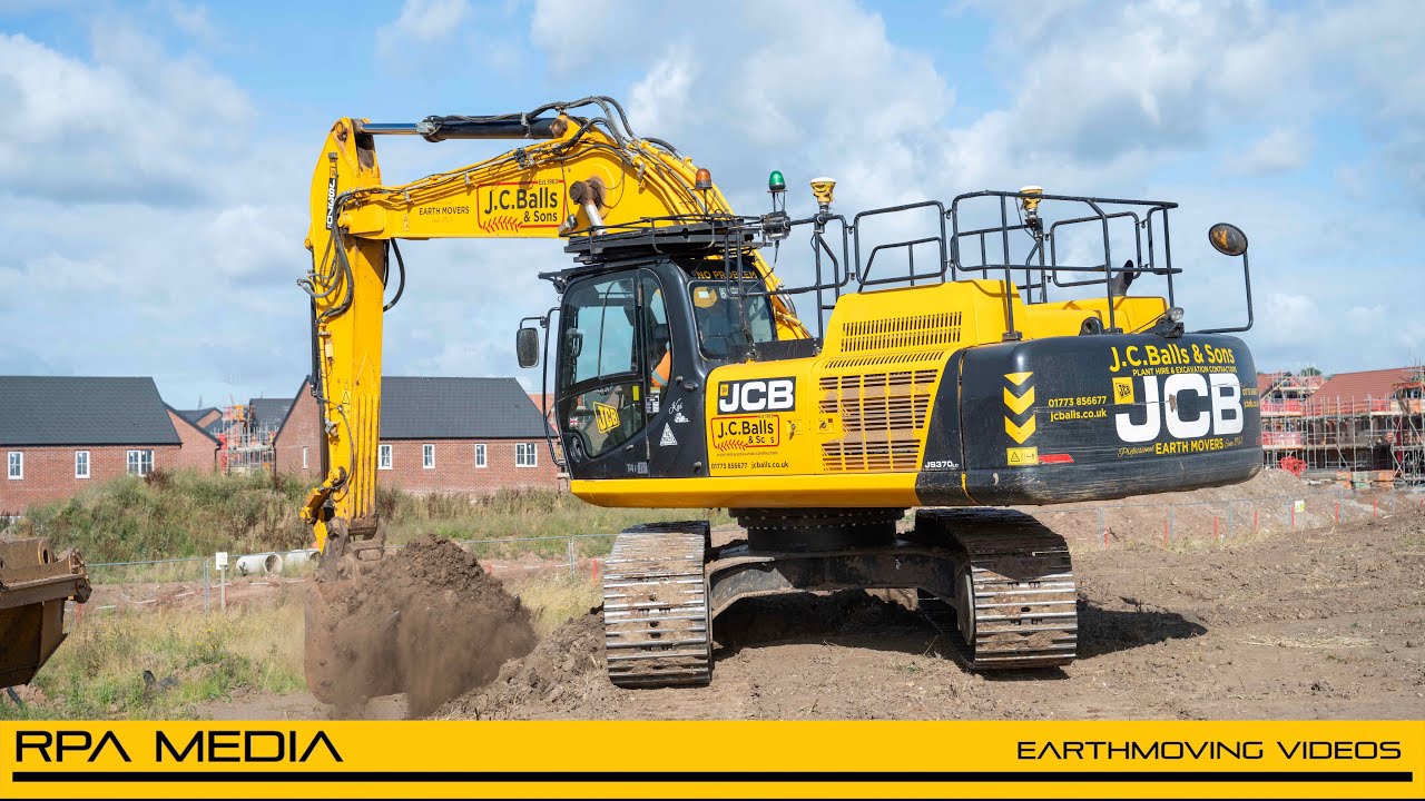 JC Balls' first generation JCB JS370 loading soil