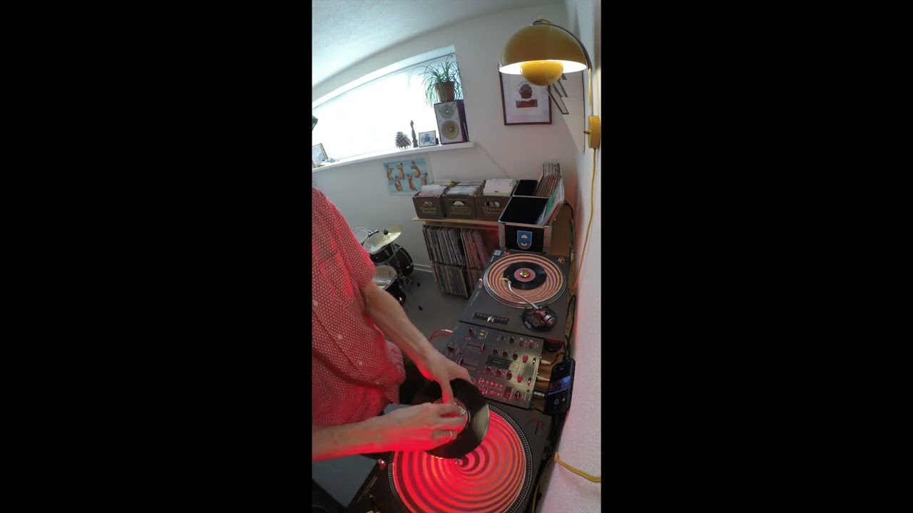 Vinyl DJ mixtape with dub, rap and soul - DJ Baunbaun home cooking