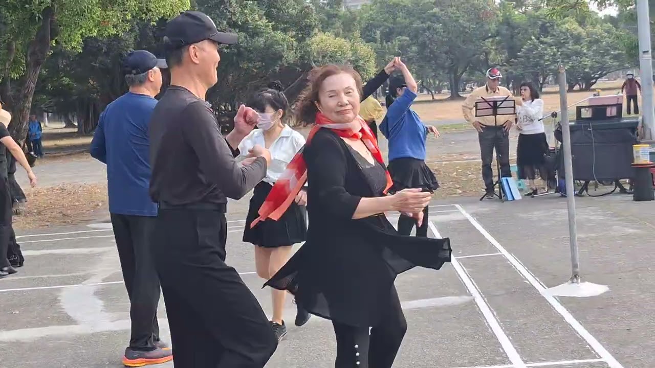  在衛武營羽毛球場樂團叚日有跳舞洪朝景攝影2026年2月1日