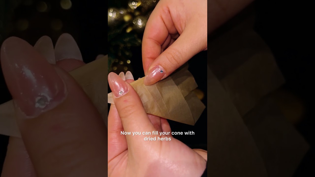 Learn How to Roll a Tulip Joint with Ashario's DIY Tutorial! 🌷