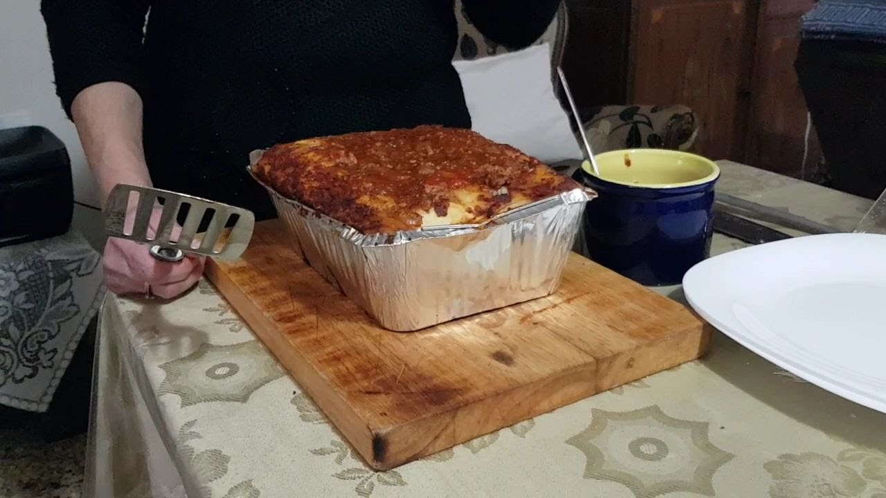 Almorzamos lasagna casera con bolognesa y tomate (pasta).  ארוחת צהריים לזניה ביתי עם בולונז