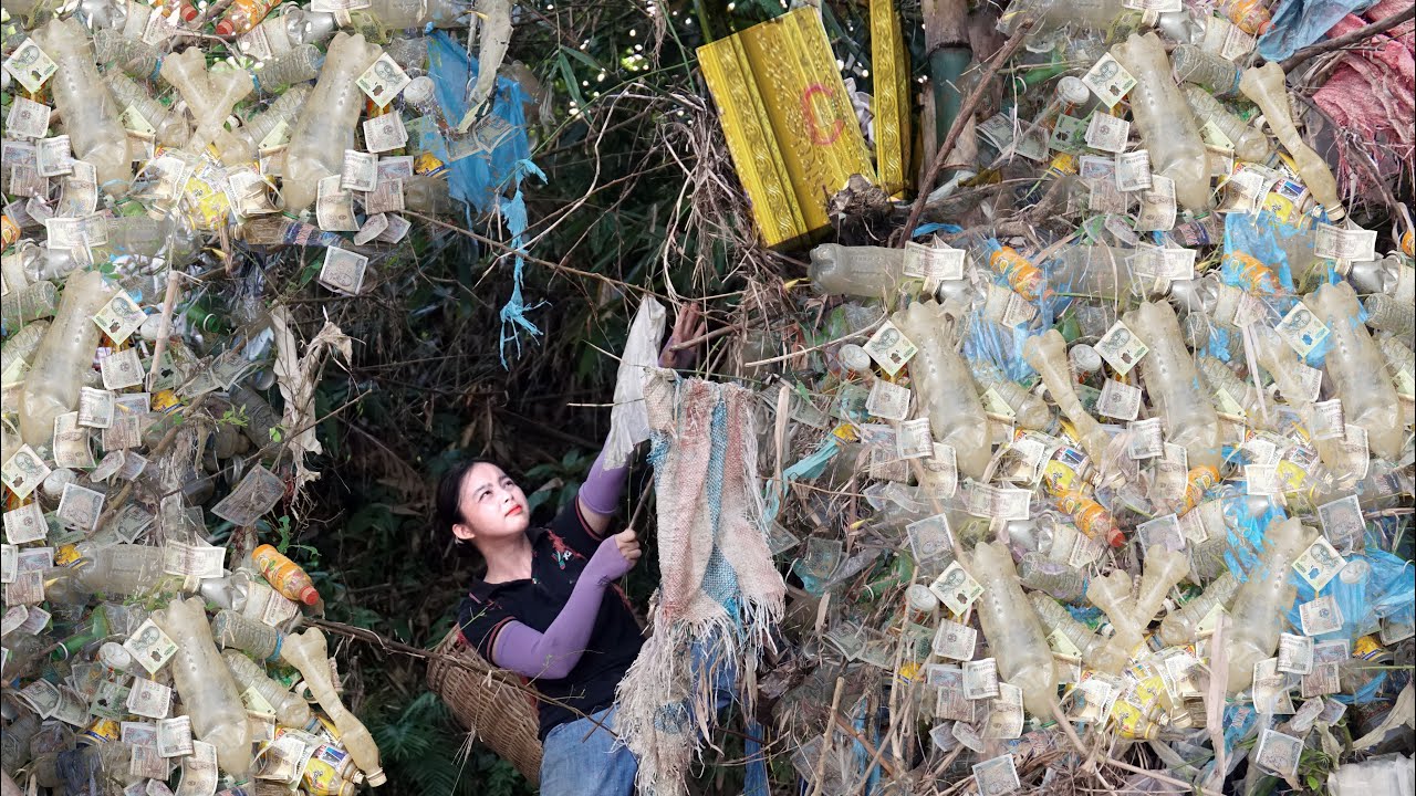 OMG! Poor girl found a treasure chest that changed the history of her life