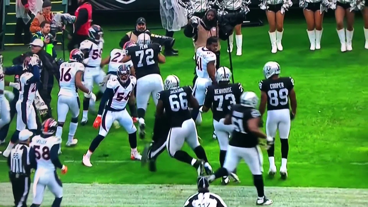 OAKLAND OFFENSIVE LINEMEN PUSHES OVER REFEREE OVER AND HURT HIS CHEST **MUST WATCH**