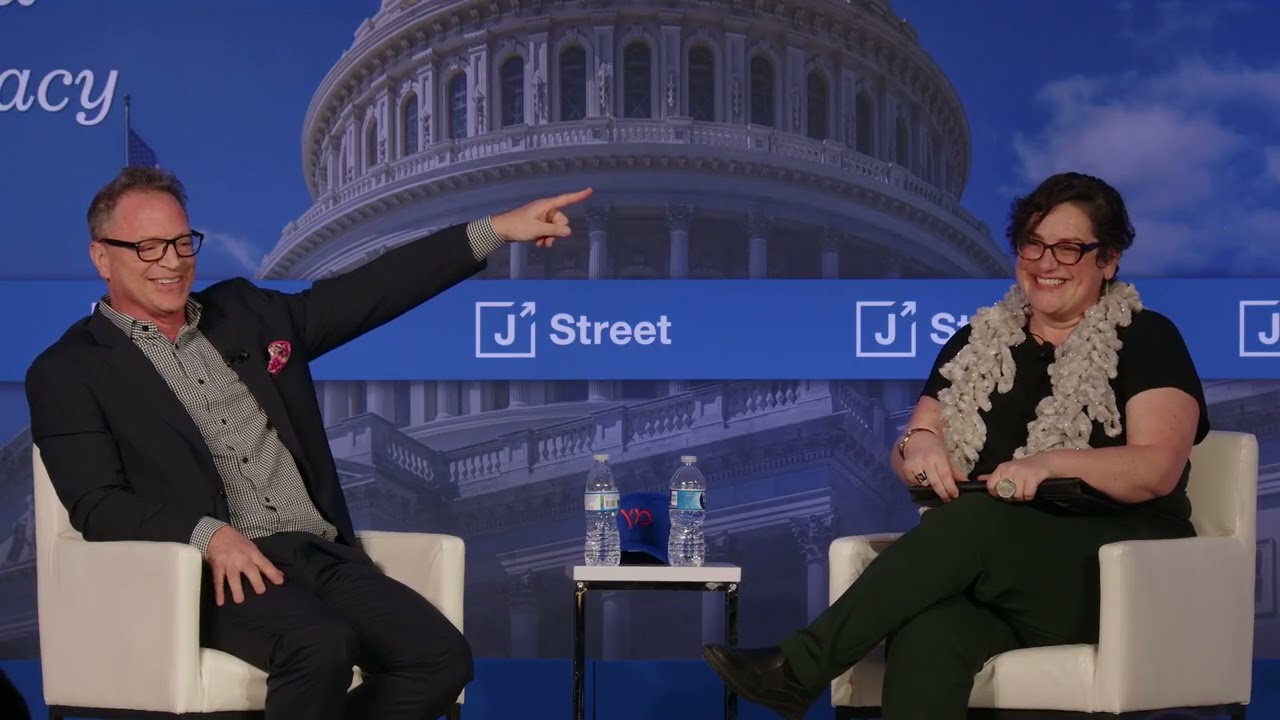 Джошуа и Николь Малина беседуют на съезде J Street 2026 года.
