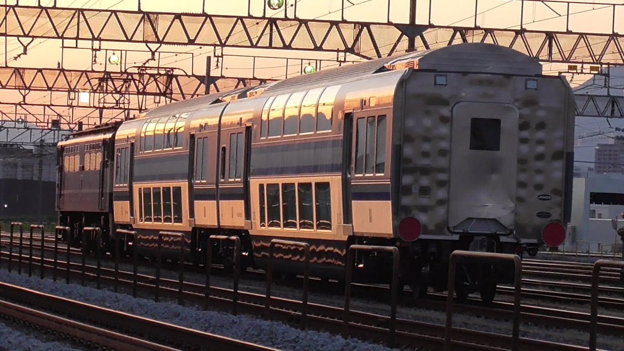 2020年5月14日　夕日に照らされて高崎操車場にやってきたE235系1000番台の甲種輸送　EF65 2139＋サロE235-1002＋サロE234-1002(横須賀線･総武線快速用グリーン車)