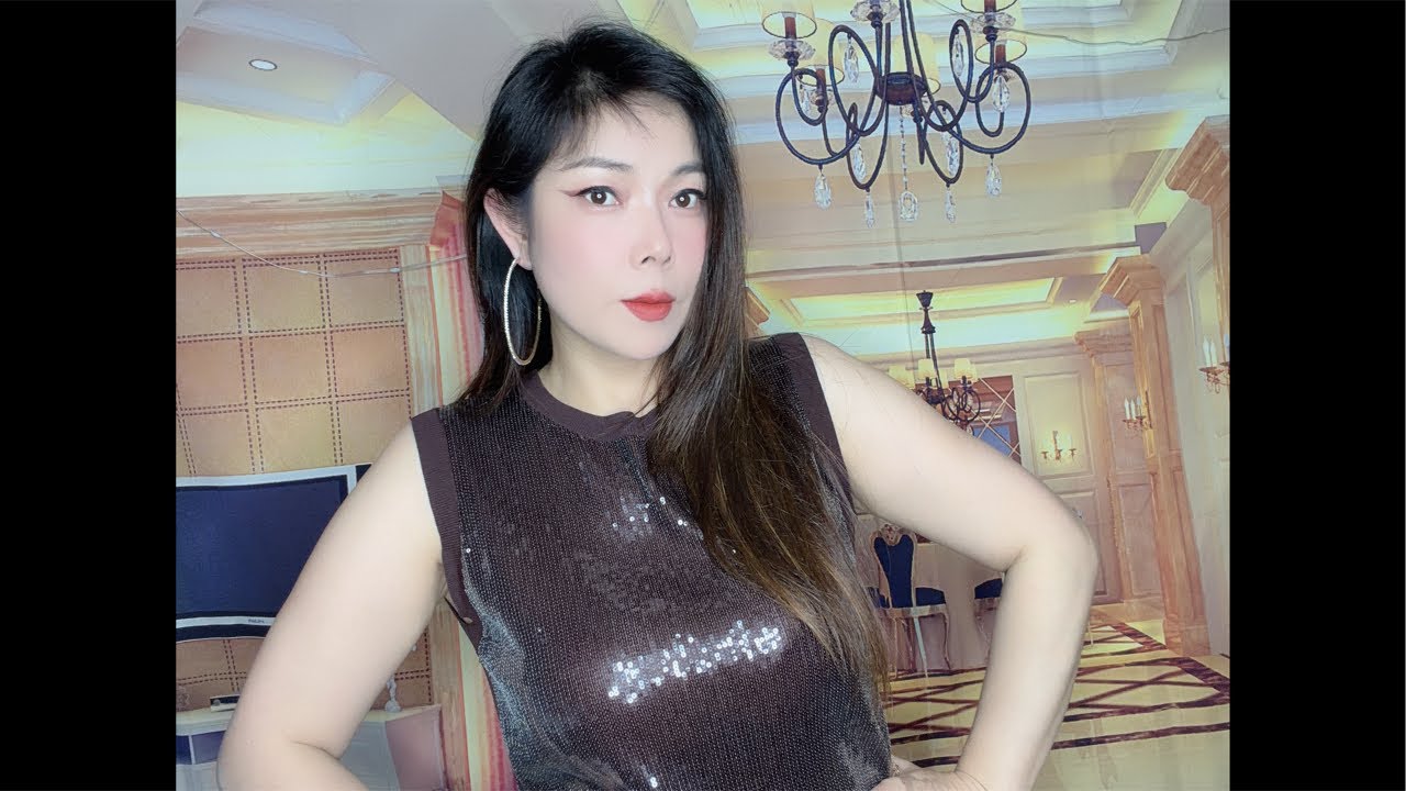 “香港才艺主播芯妮Queenie”室内正在音乐分享😘