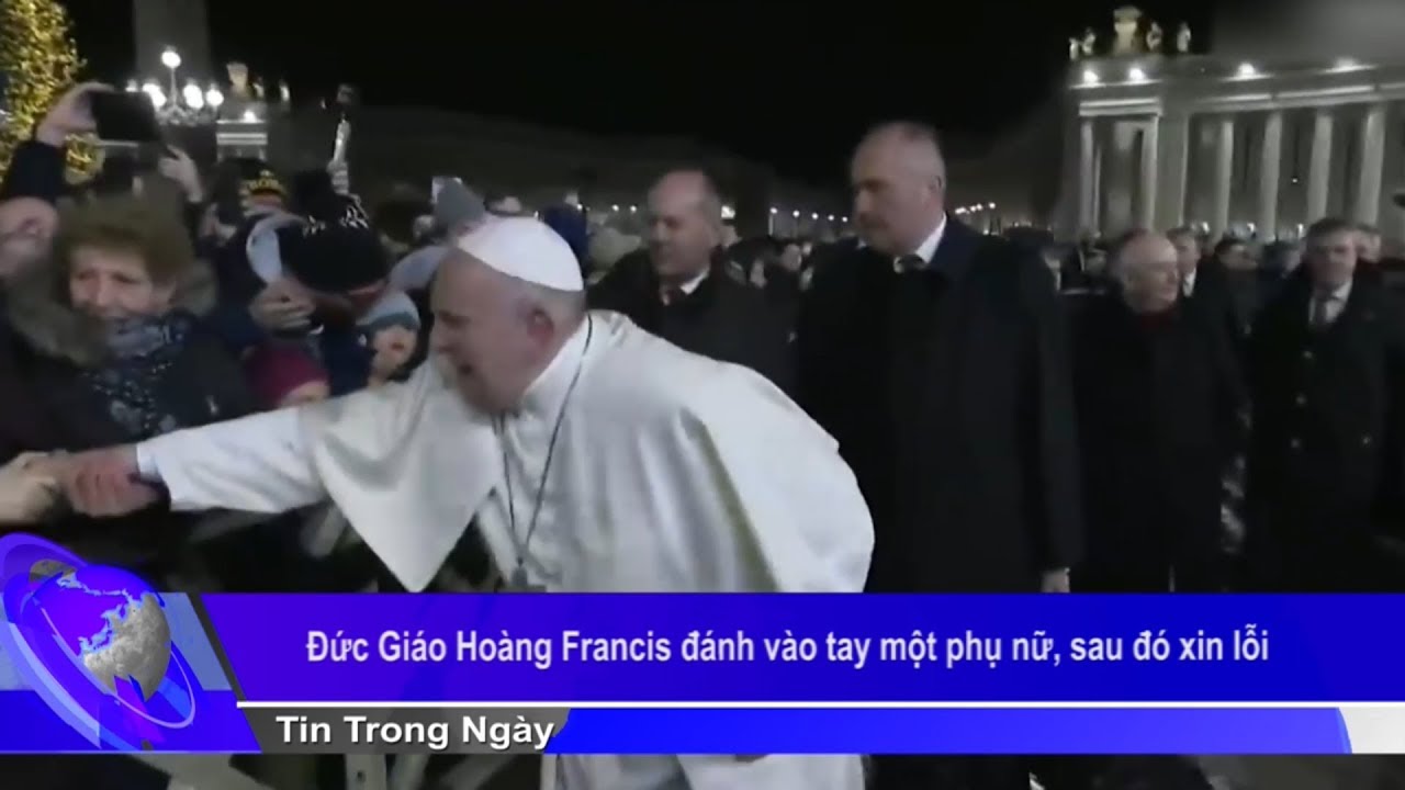 Đức Gi&aacute;o Ho&agrave;ng Francis xin lỗi v&igrave; đ&aacute;nh v&agrave;o tay một phụ nữ