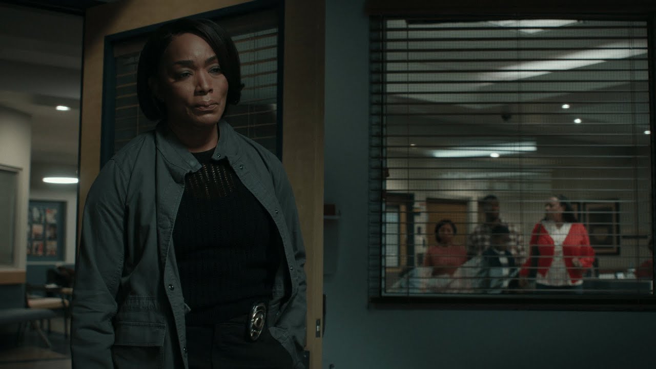 9-1-1 8x03 - Athena gives her blessing to Dennis Jenkins and reunites him with his family