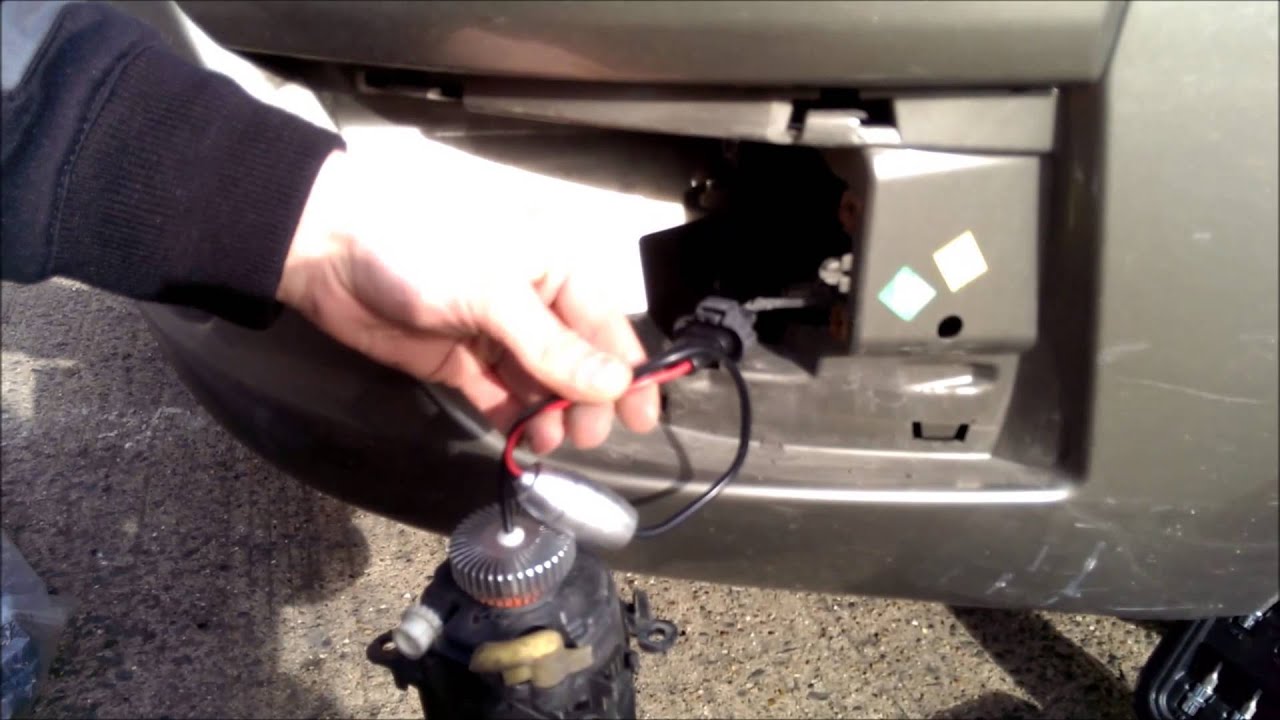 How to change, install LED bulb in fog light Citroen C4 Picasso 2007. Как снять противотуманную фару