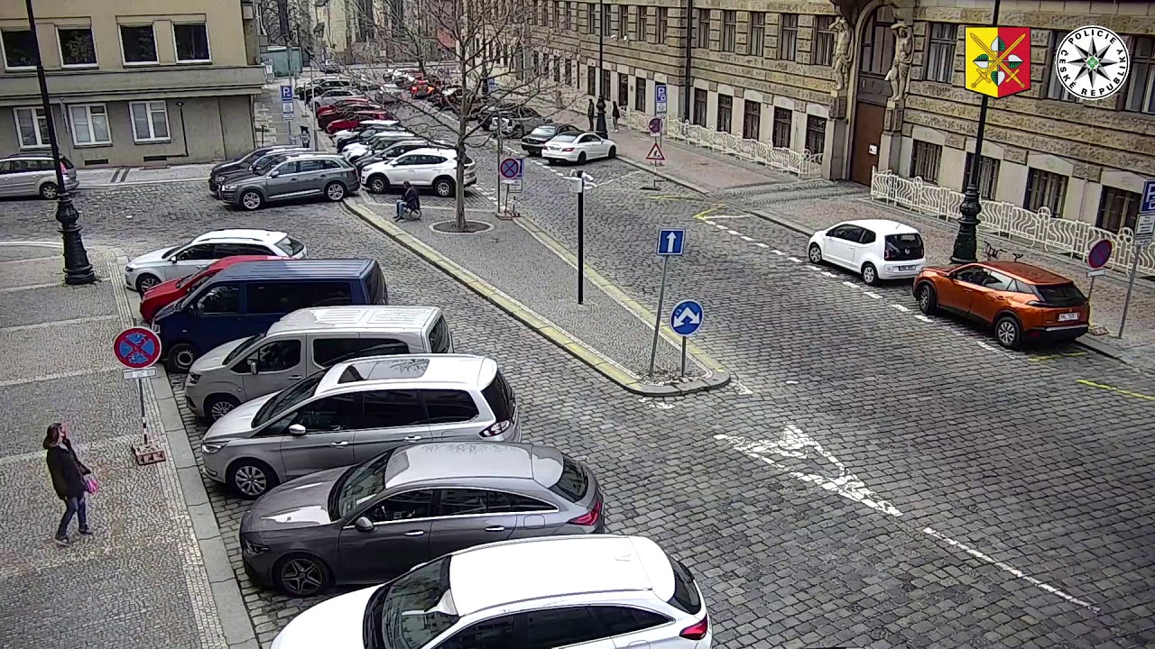 HONIČKA S ŘIDIČEM RENAULTU V CENTRU PRAHY
