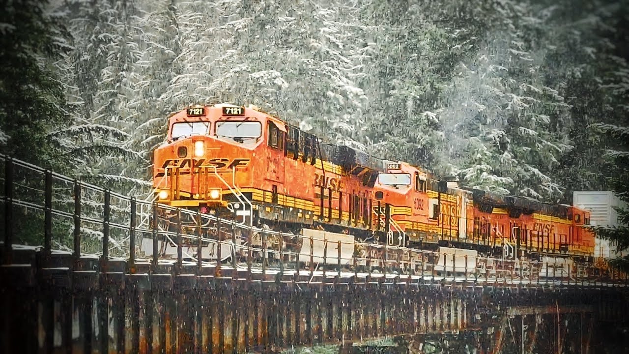 Early Winter Trains on Stevens Pass - December 2025