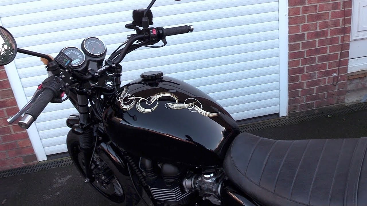 Delboy's Garage,  De-Badging The Triumph Tank.