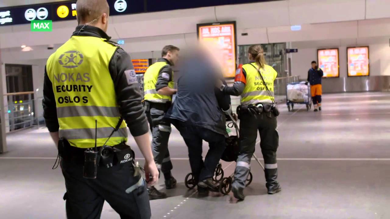 Aggressiv mann med rullator blir fjernet fra Oslo S
