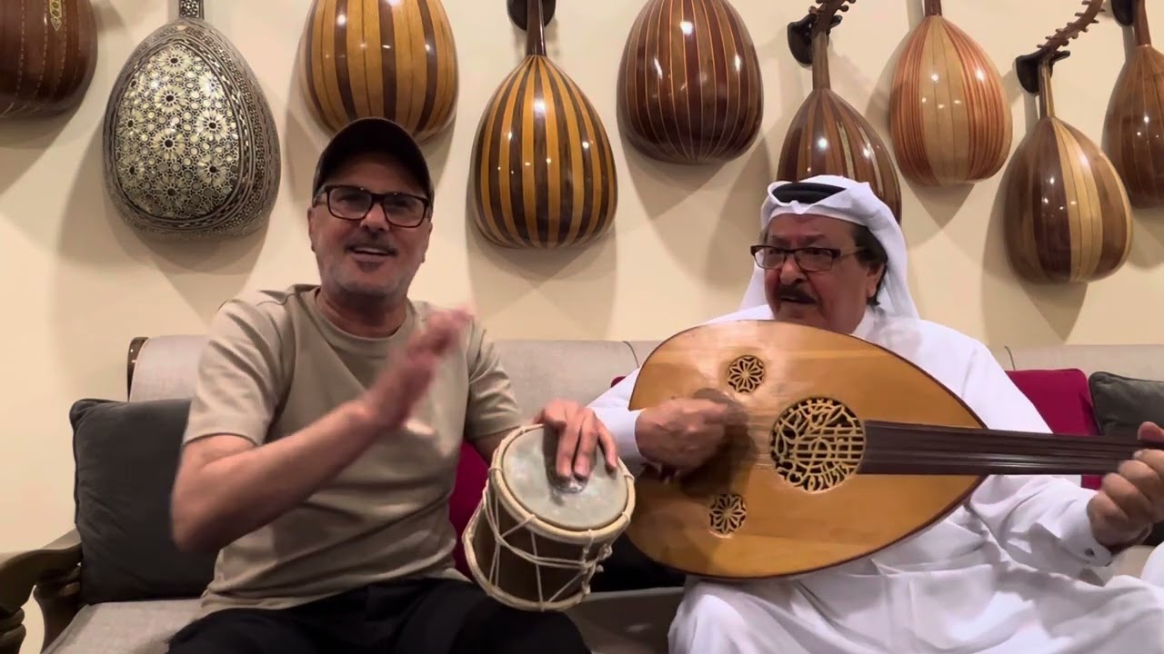 الفنان احمد الجميري والفنان خالد الشيخ يغنيان معا  اغنية شويخ من ارض مكناس (في جلسة خاصة )