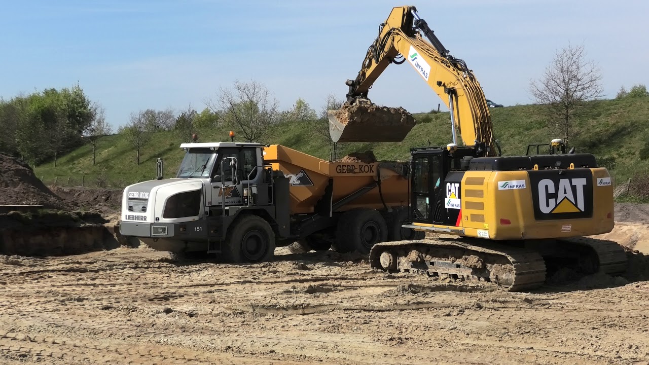 CAT 330 F DUMPERS AAN HET LADEN GROND TRANSPORT LIEBHERR