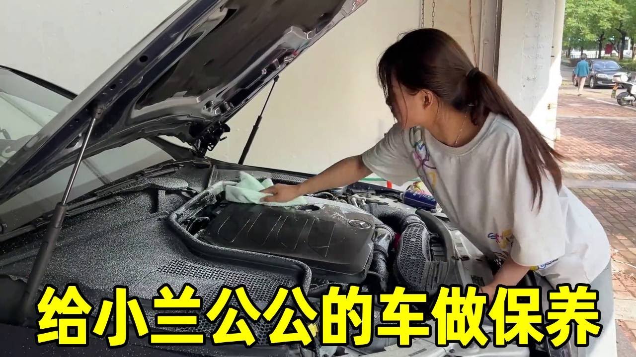 小蘭老爸打算給小蘭開更大的修理廠，於是前來視察修理廠的工作，這下可把依依緊張壞了！【小阿兰修车】