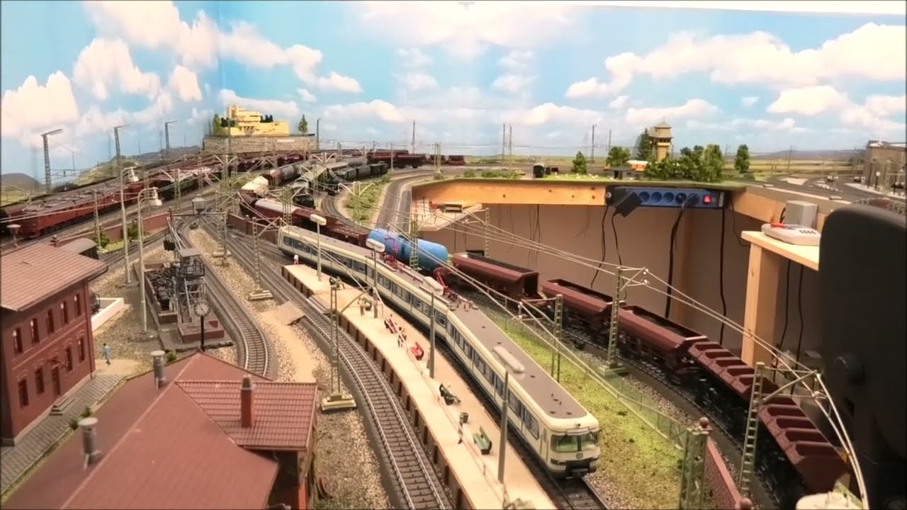 Fahrszenen mit Märklin Krokodil 39595 vor langem Güterzug