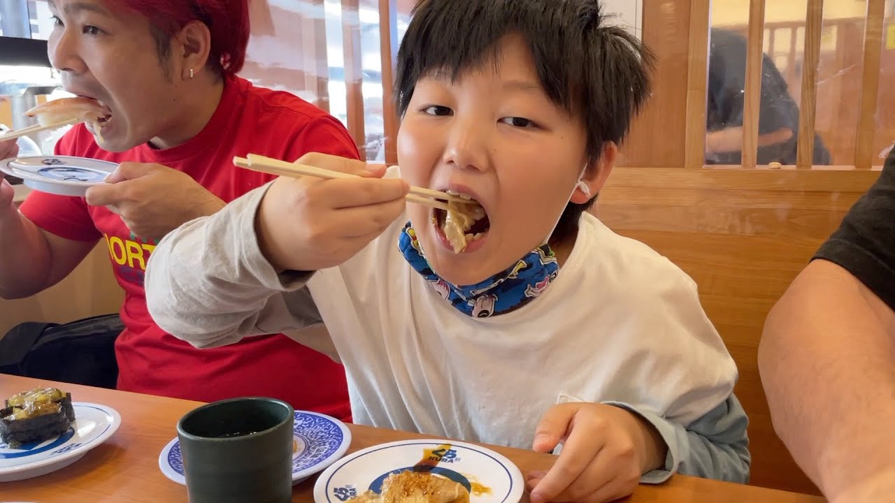 今日のお昼はくら寿司でお腹いっぱい食べました！！【ココロマン普段の様子】