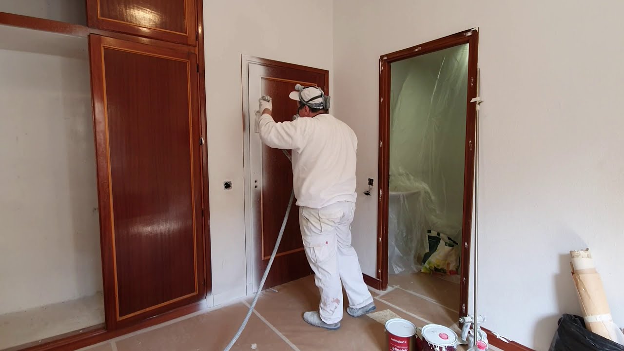 Pintar puerta de madera en blanco.