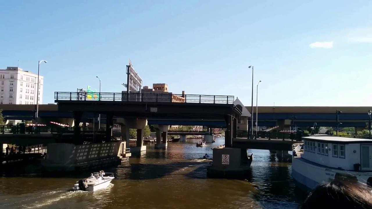 Movable Bridge - Clybourn Bridge on Milwaukee river