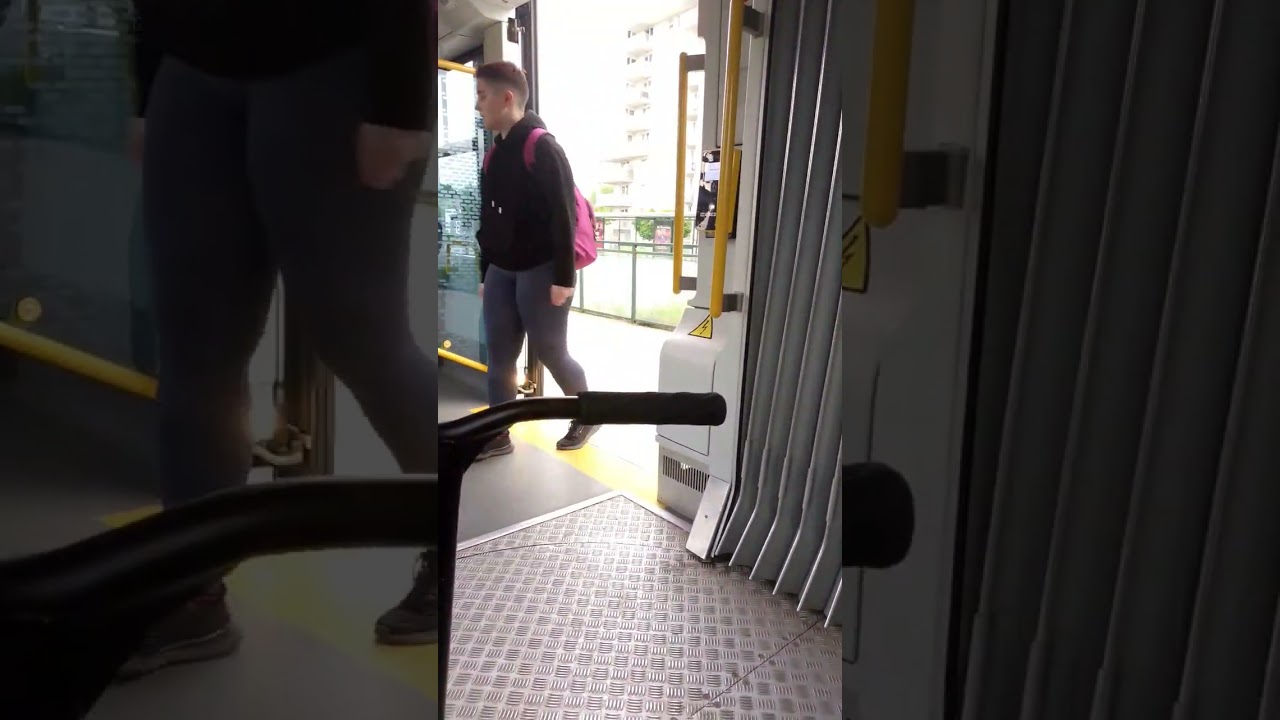 Otwieranie i zamykanie drzwi Pesa Jazz 128NG #1070 linia 2