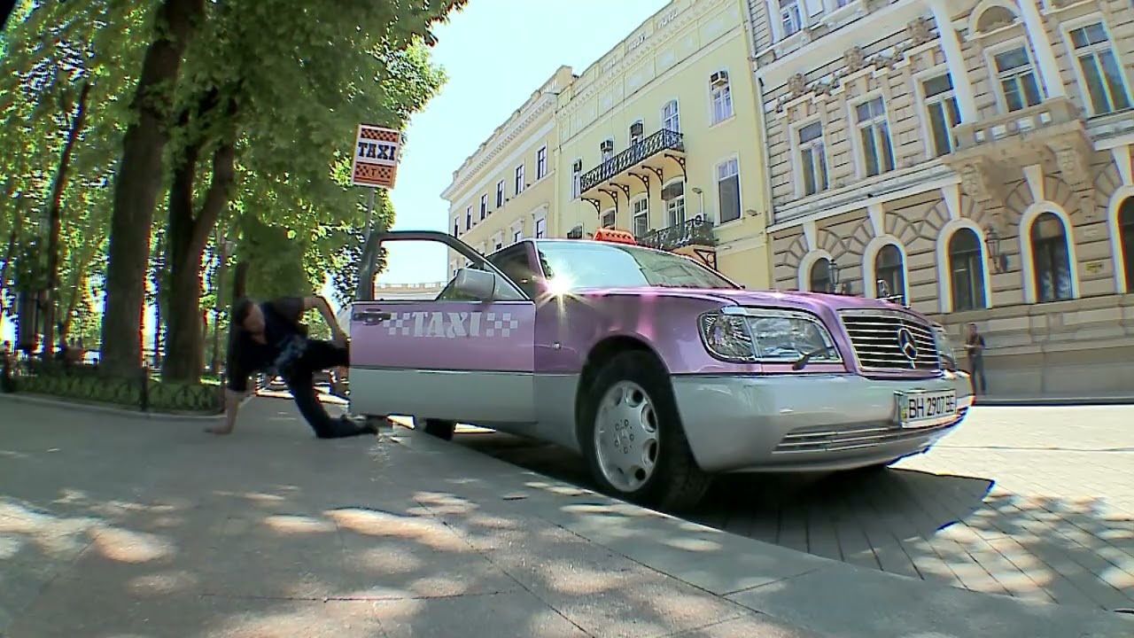 🚖💀 HEADLESS TAXI DRIVER SHOCKS PASSERSBY! #funny