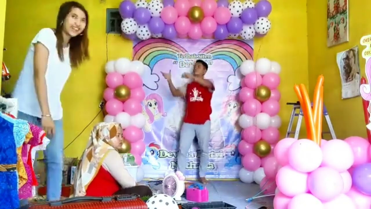 BIKIN DEKORASI TEDHAK SITEN BALON VS BANNER