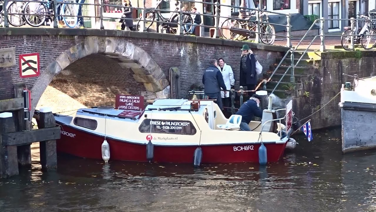 Friese Palingroker met paling, zalm, gans en verse oesters op de Brouwersgracht in Amsterdam