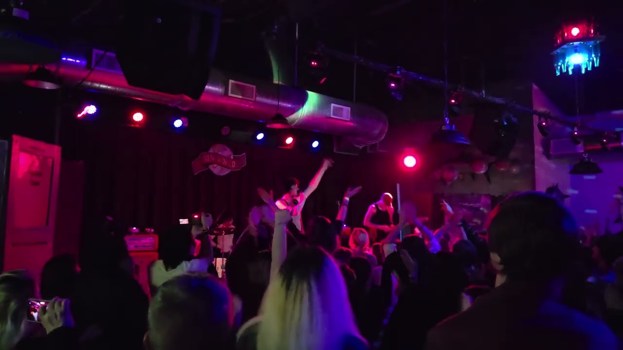 Model/Actriz - Doves (live)