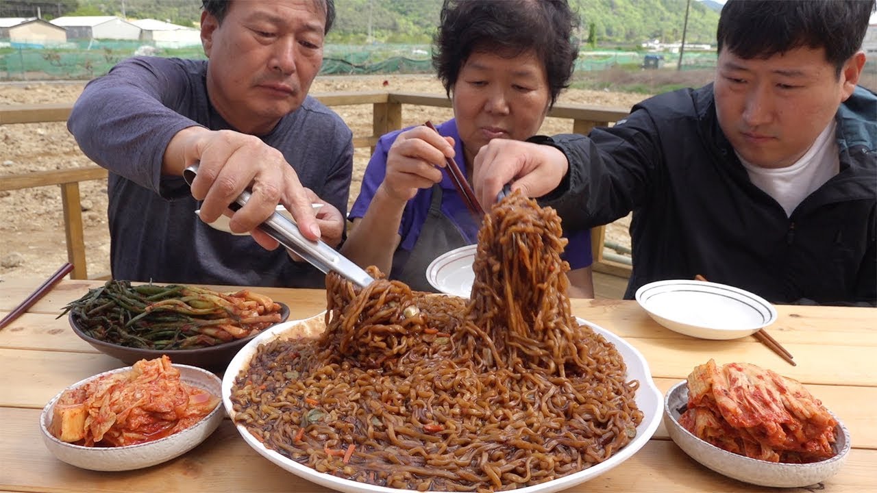 가족들과 [[직화짜장(Chapagetti with dried noodles)]] 10개!! 먹방!! - Mukbang eating show