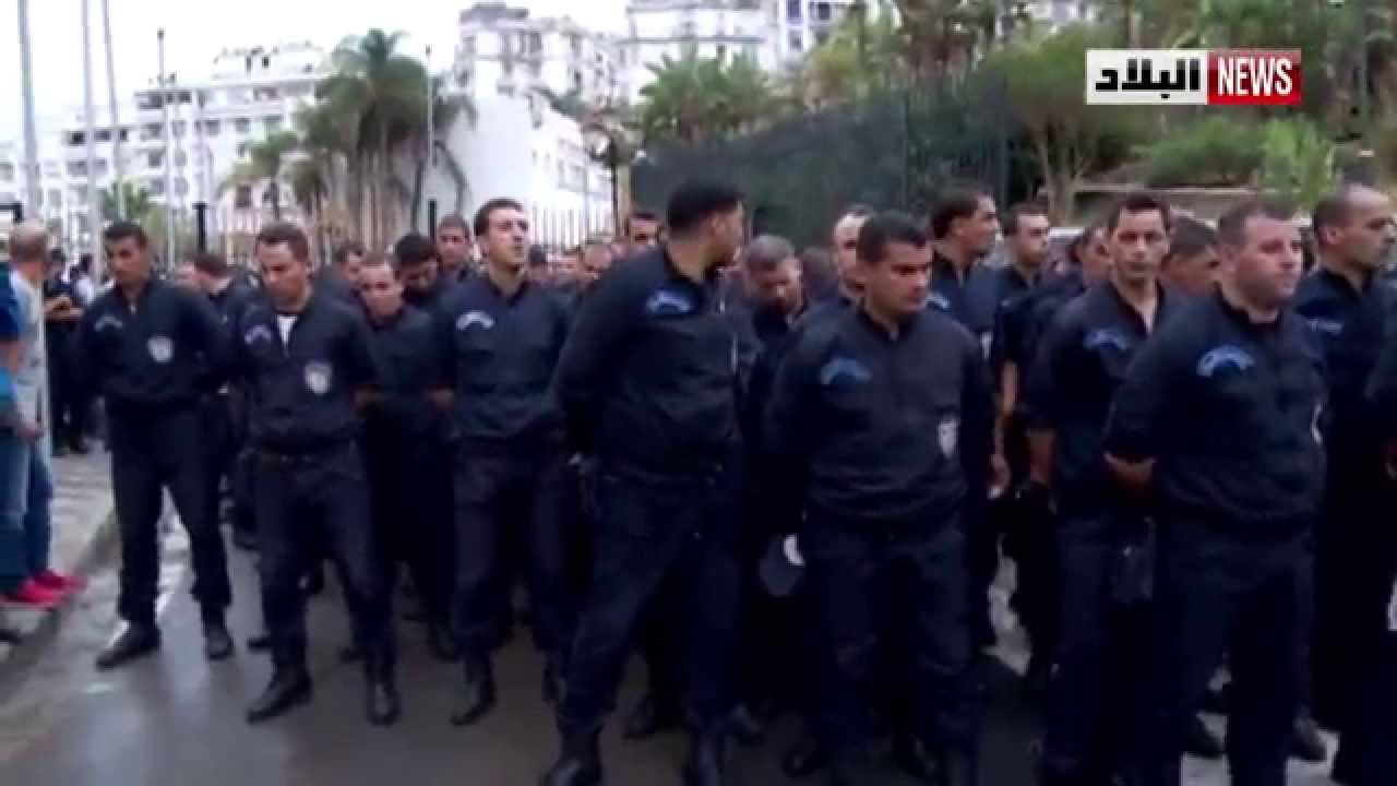 رجال الشرطة في مسيرة نحو قصر الحكومة