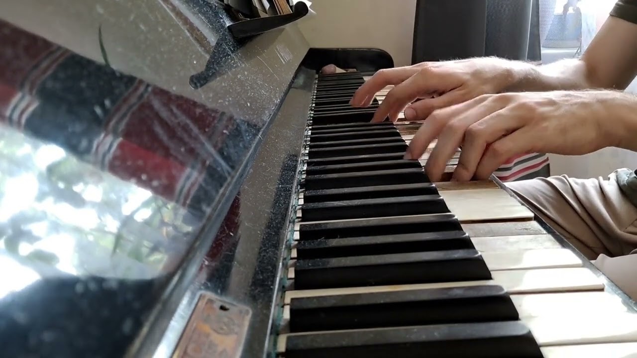 730 | Fugue in c# minor on old piano in Bb