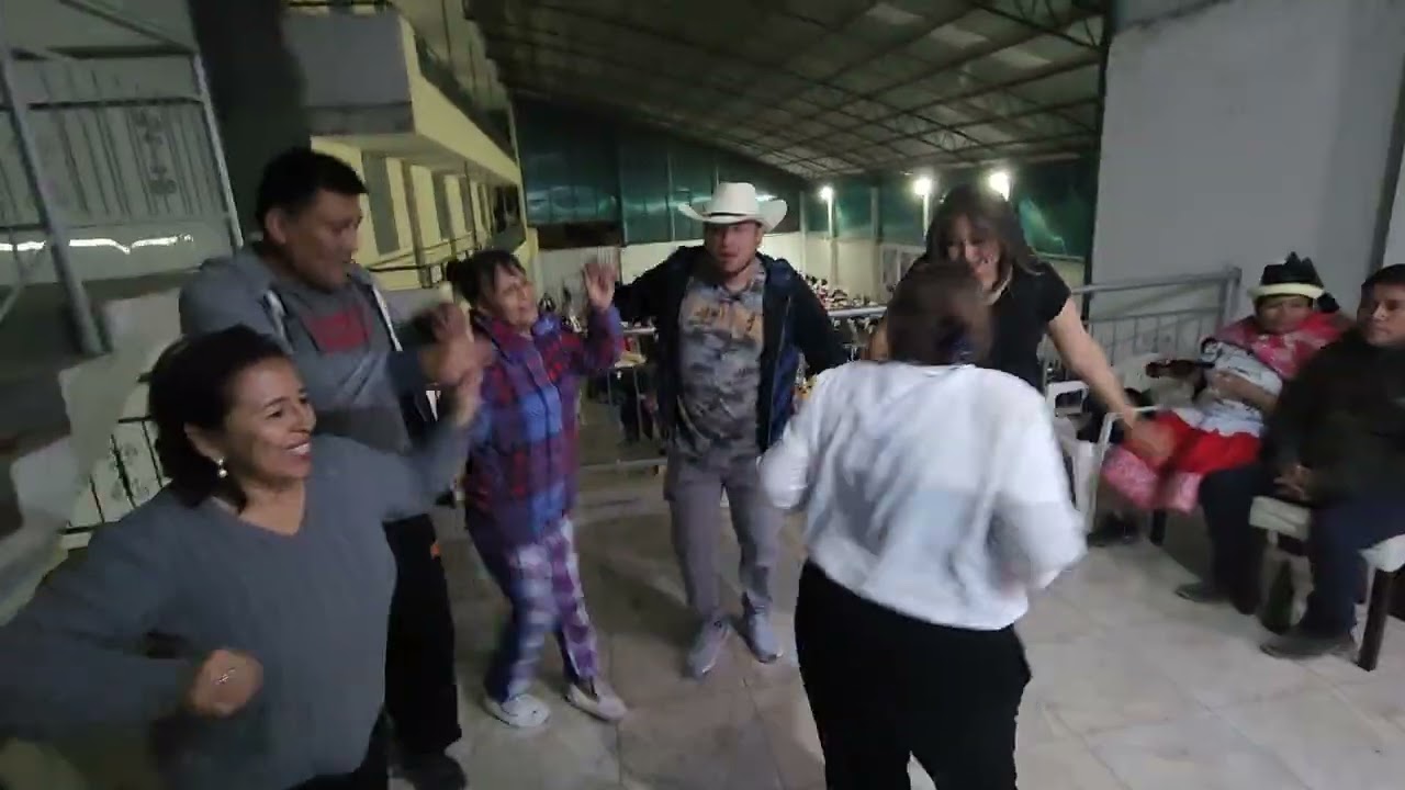 Congregacion Lila Ochoa Maravi - Bailando con sus hijos en casa Sicaya - video 1