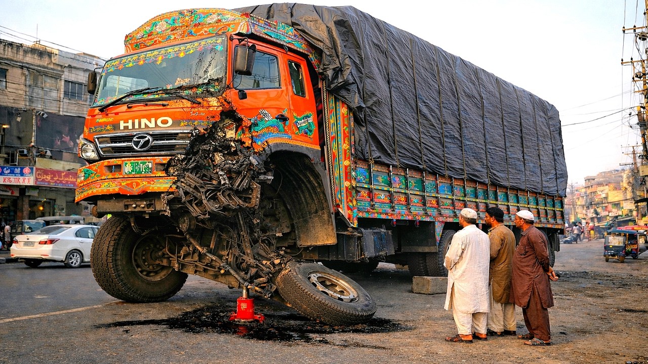 Необыкновенно! Пакистанский механик ремонтирует полуось грузовика без современной машины