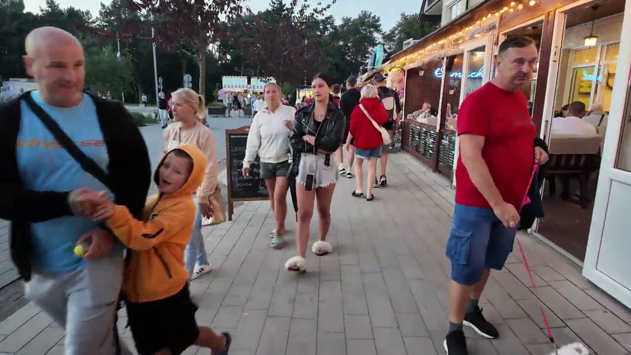Spacer po deptaku w Władysławowie wieczorem – zaskakujące sceny! [4K]