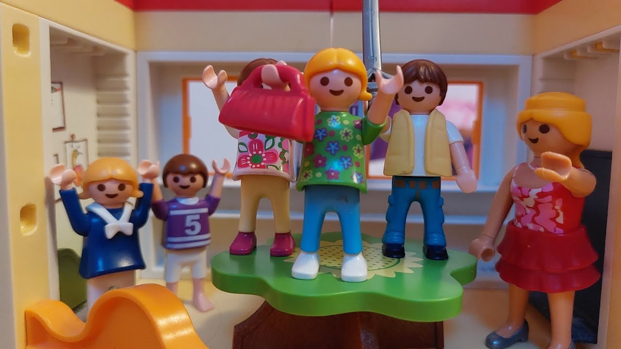 Une journée  au centre de loisirs pour  Clara - Vidéo Playmobil en Français