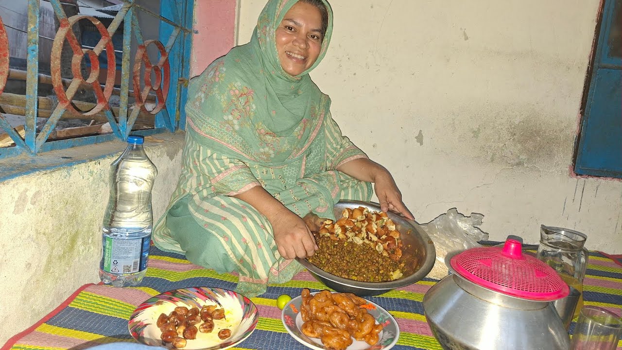সবাই মিলে চাচার বাসায় ইফতার করলাম ইলিস মাছ দিয়ে কাঁচ কলা আর লাল সাক রান্না ।