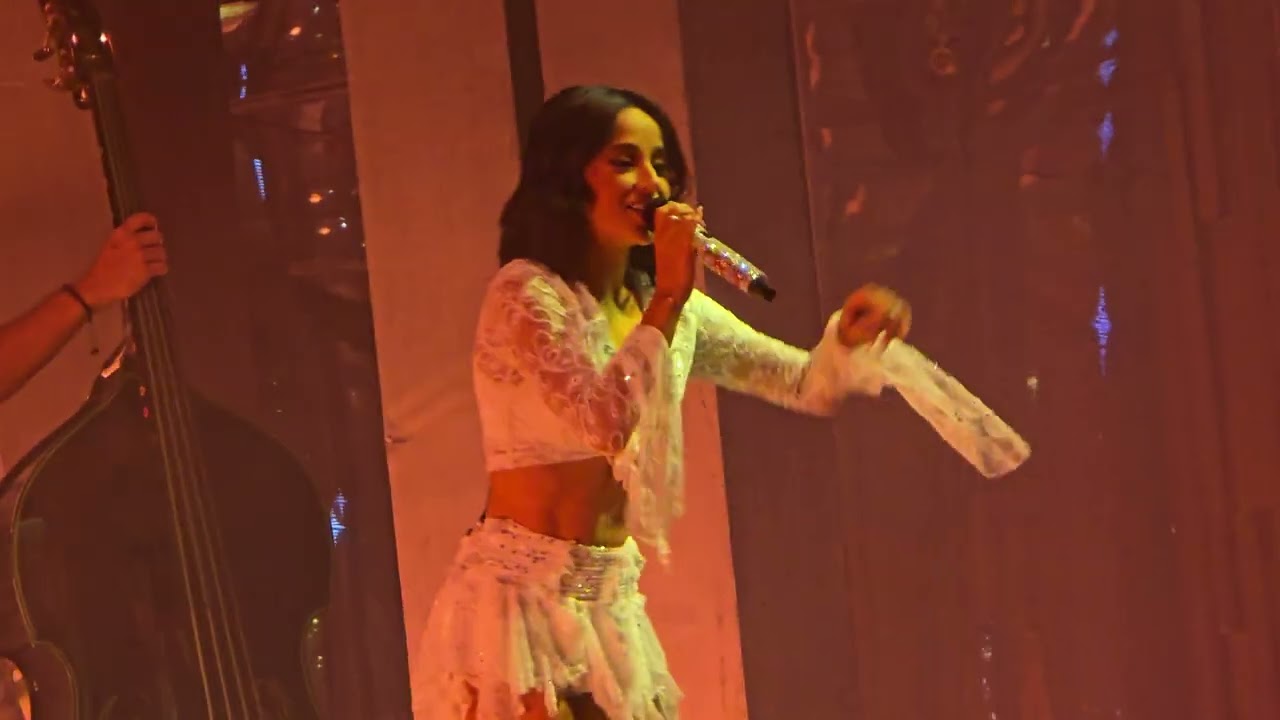 Becky G  - Un Puño de tierra Live