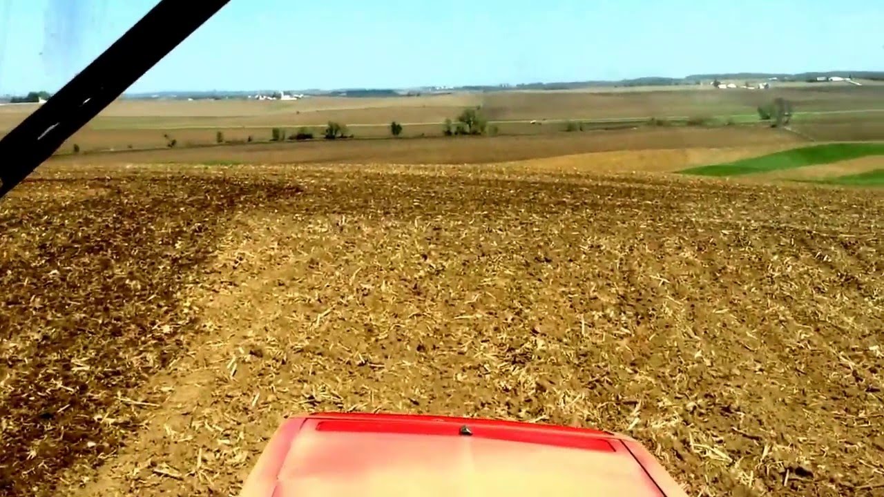 Case IH 8940 field cultivating