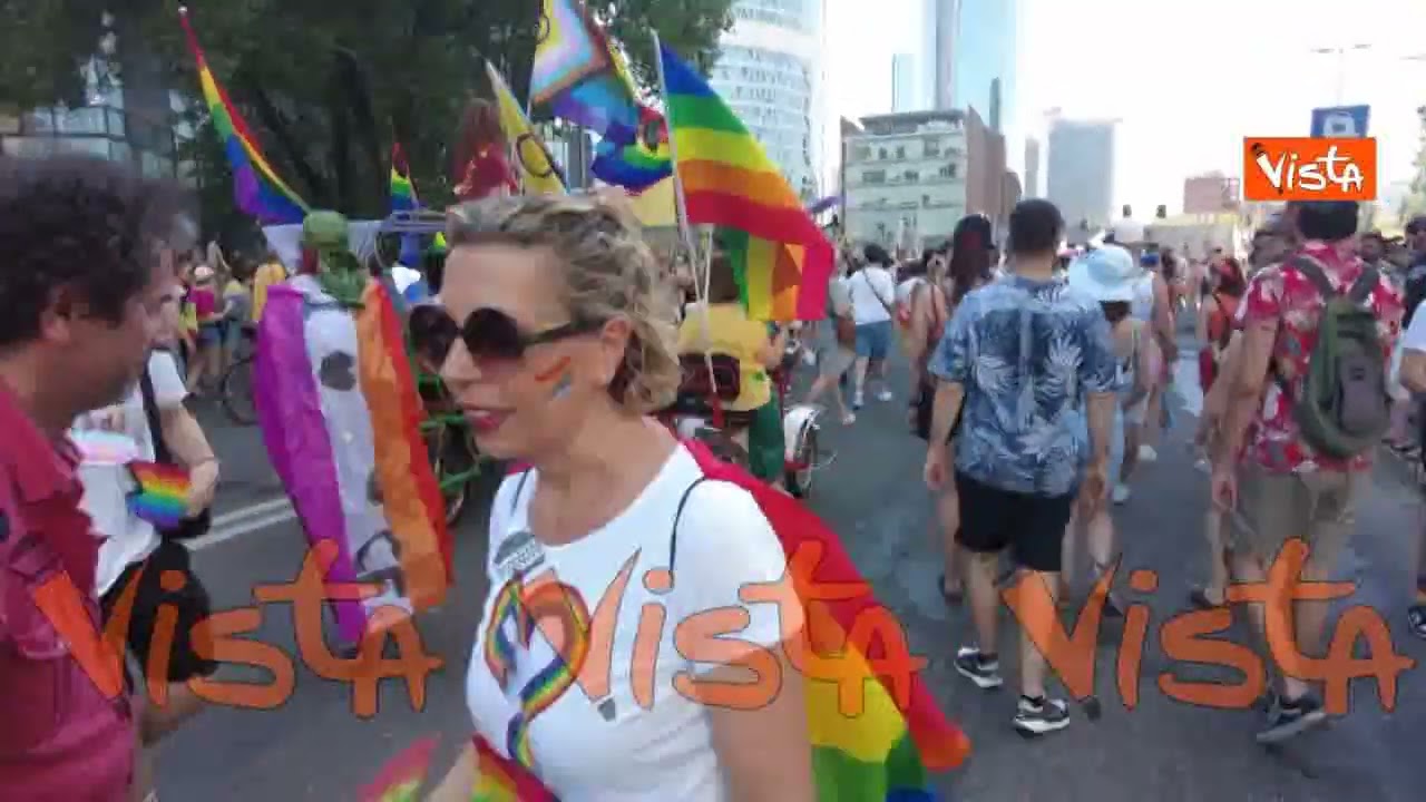 La colorata sfilata del Milano Pride 2025
