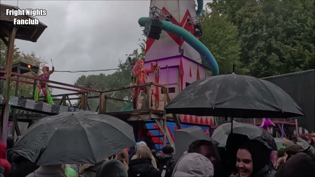 Halloween Fright Nights 2025 -  Emmaly Brown ft Eddie de Clown Opening Show  (Zaterdag 4 Oktober)