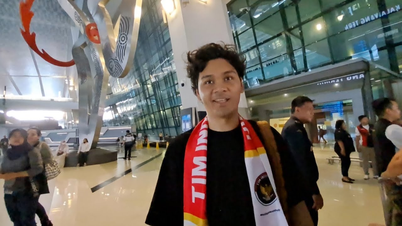 So Sweet! Begini Cerita Vokalis The Overtunes Mikha Angelo Dukung Gregoria Mariska di Paris