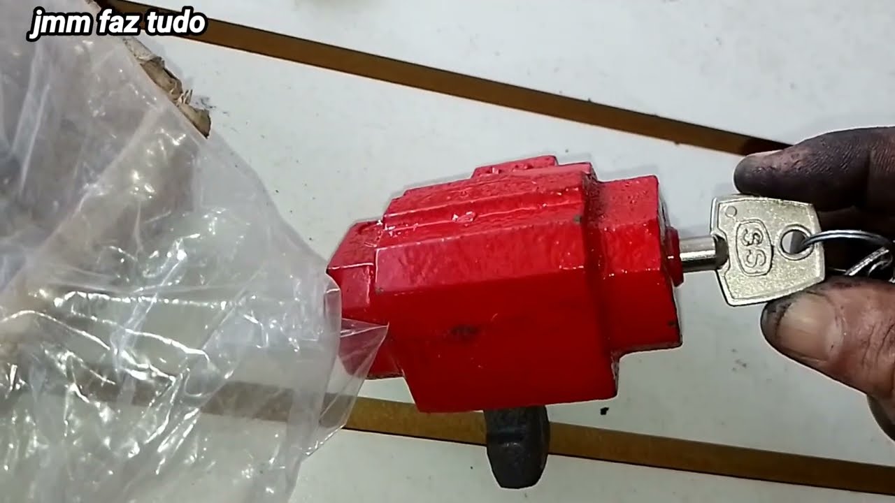 Como instalar fechadura em porta de aço de enrolar#manutenção #marcenaria