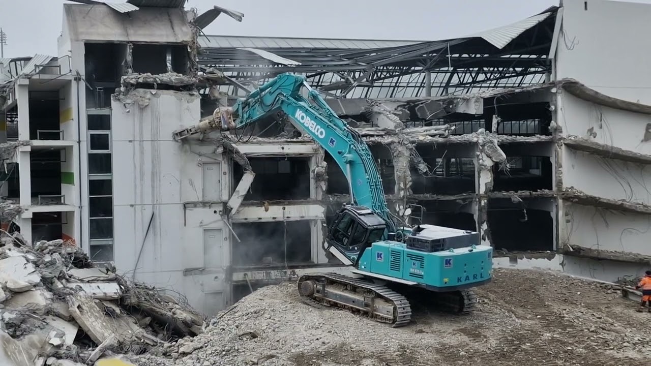 Kobelco SK 850 during the demolition of a parking garage