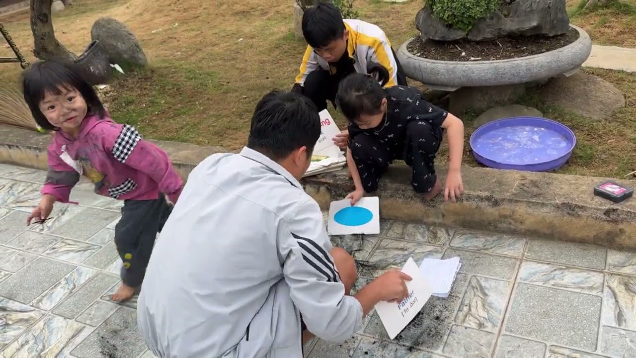 Bà Năm Bế Hai Anh Cò Thích Quá Không Ngó Gì Đến Coca
